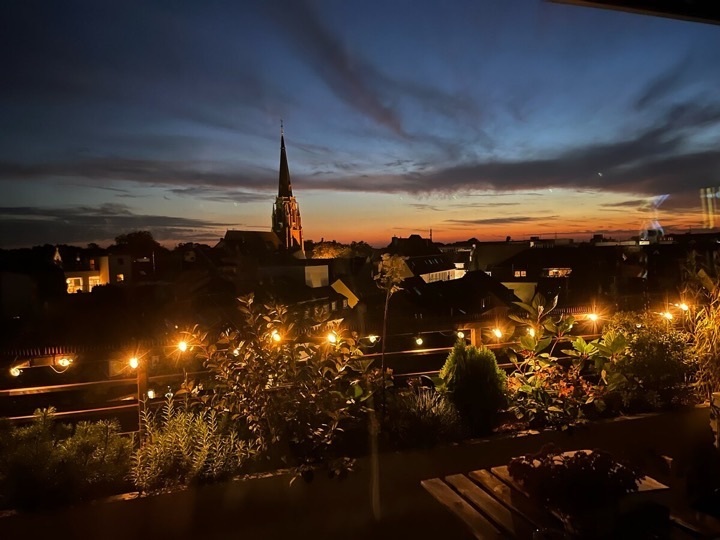 Nächtlicher Blick über die beleuchtete Moerser Altstadt von Bostel 88